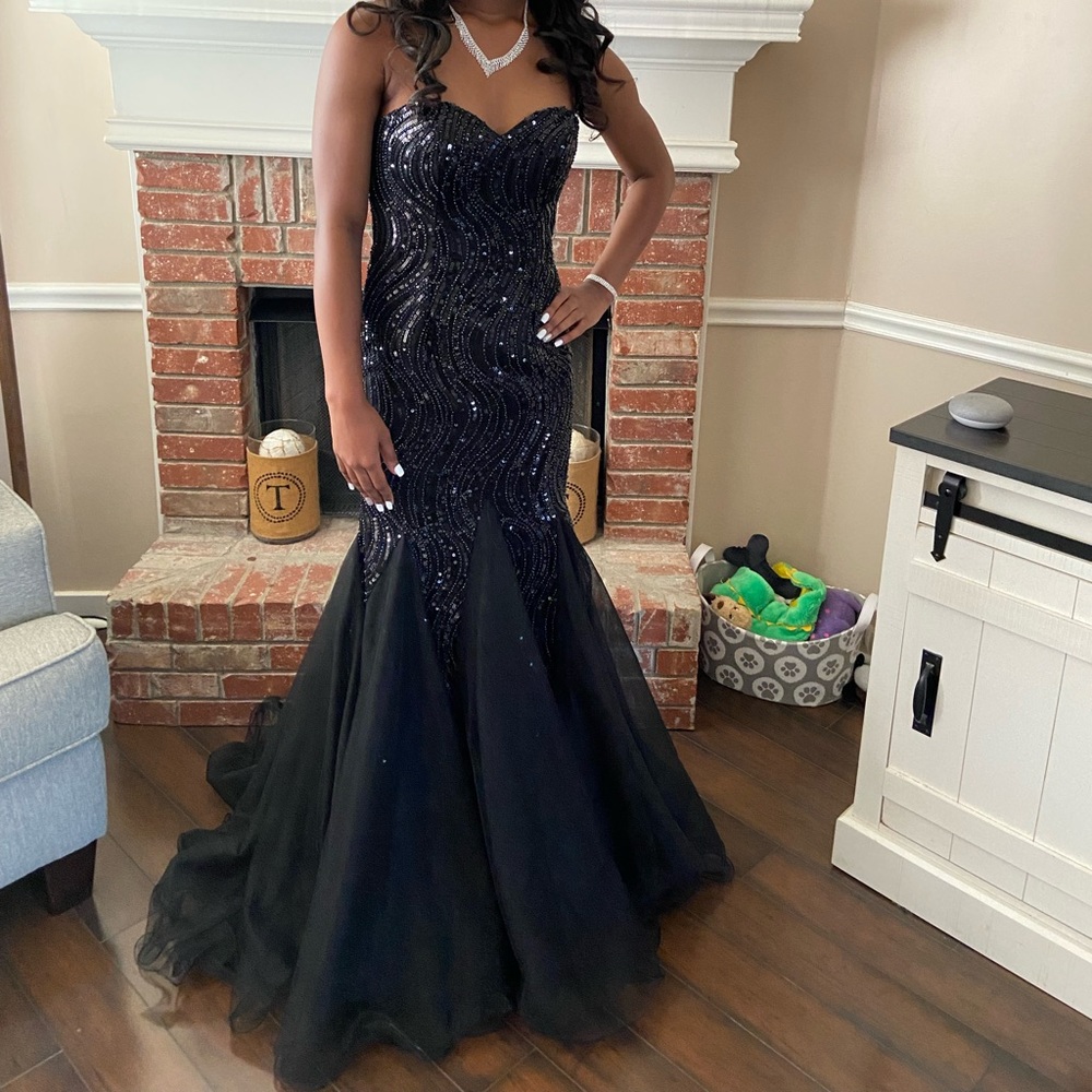 Beautiful Black Gown. Great for prom size 4.